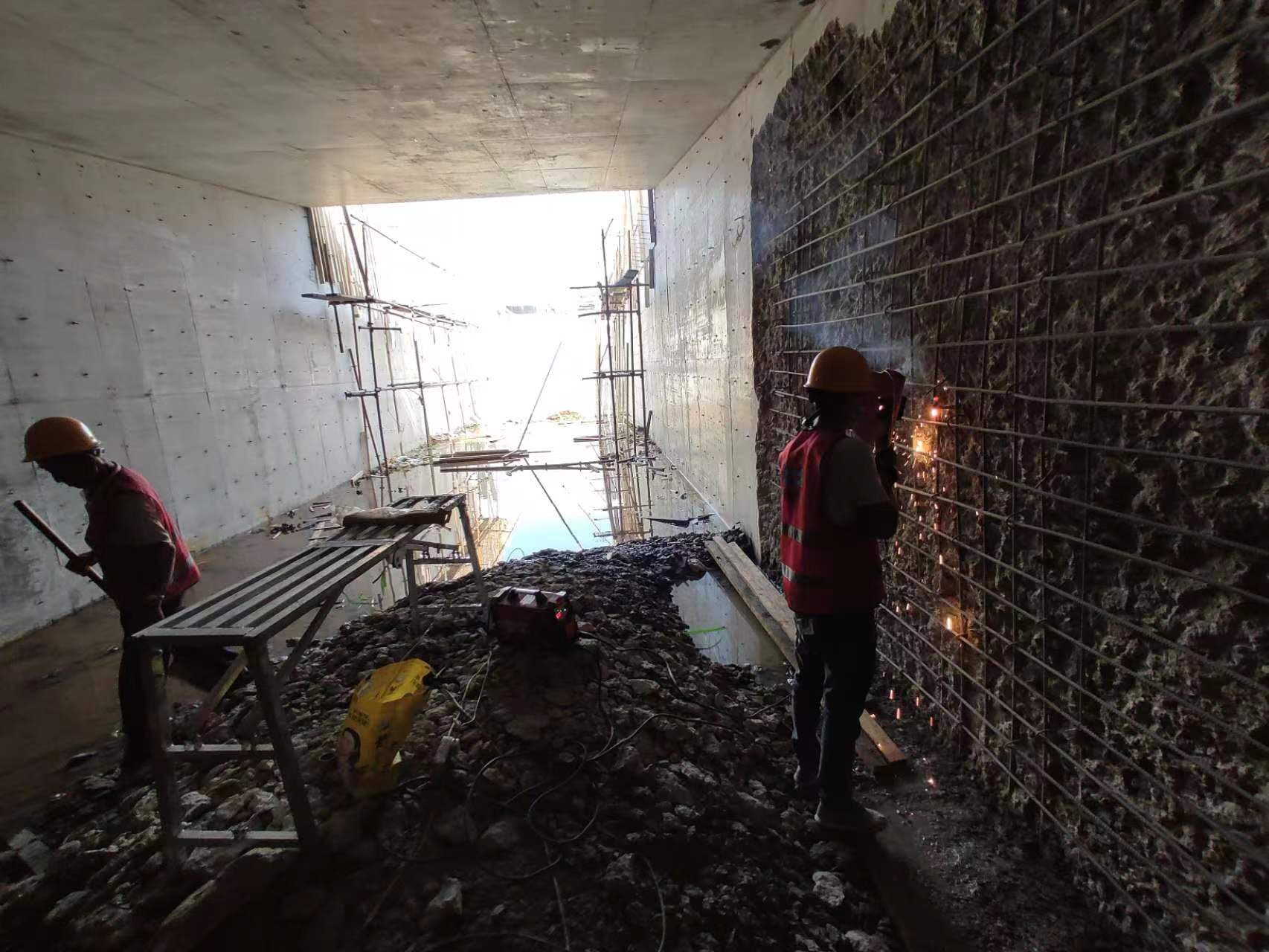 雄县挖断承重墙导致楼体开裂，加固施工方案出炉